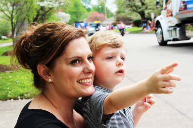 Photo of a mother and child watching the Dogwood-Azalea Parade